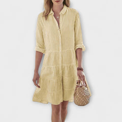 Robe rayée aérée Nadie, portée en situation – Valloro Paris