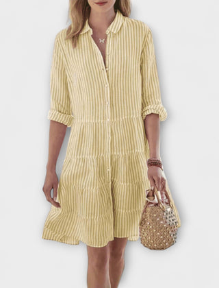 Robe rayée aérée Nadie, portée en situation – Valloro Paris