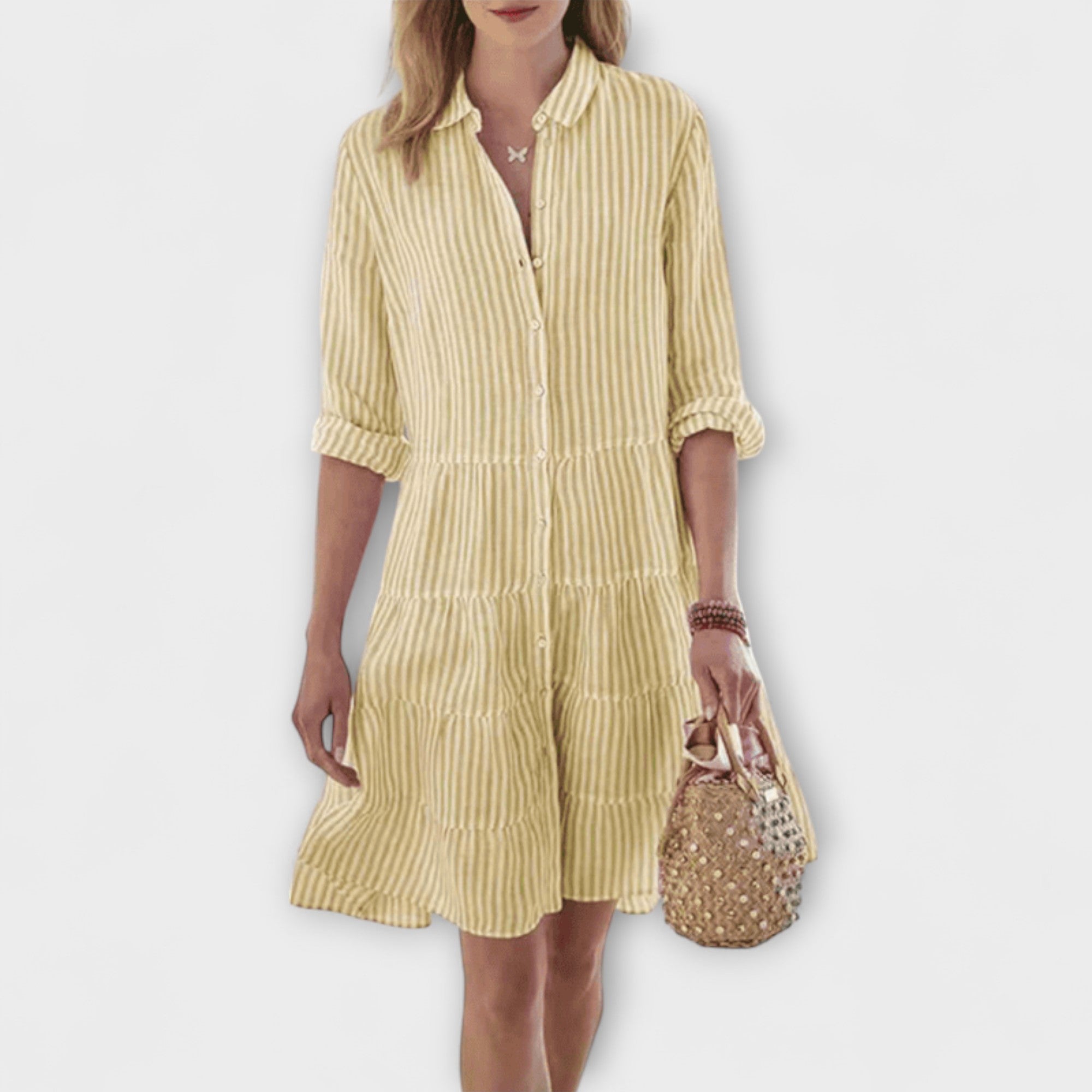 Robe rayée aérée Nadie, portée en situation – Valloro Paris