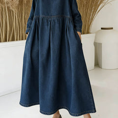Robe maxi en denim décontractée à coupe large Skylar, portée en situation – Valloro Paris