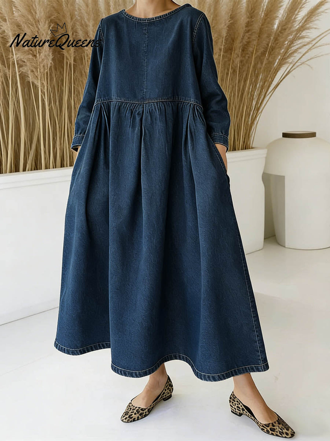 Robe maxi en denim décontractée à coupe large Skylar, portée en situation – Valloro Paris