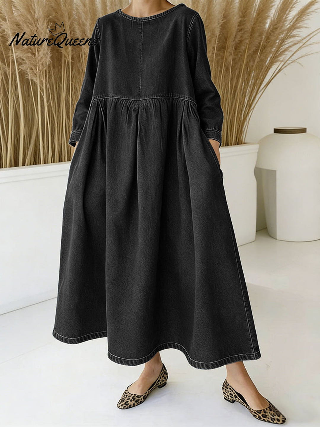 Robe maxi en denim décontractée à coupe large Skylar, détail du tissu – Valloro Paris
