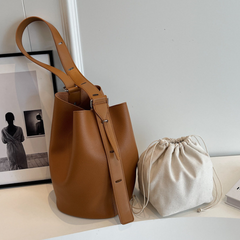Sac à bandoulière Sola, porté en situation – Valloro Paris