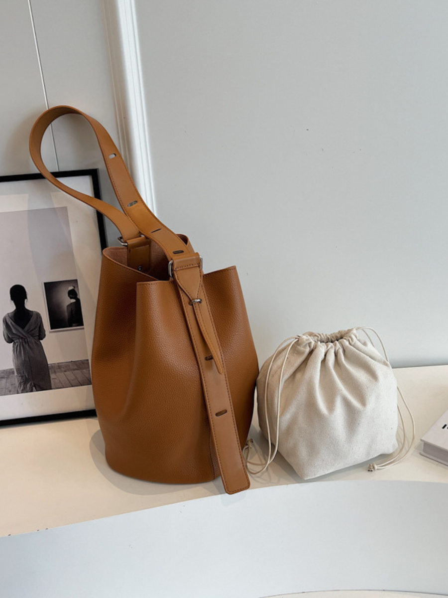 Sac à bandoulière Sola, porté en situation – Valloro Paris