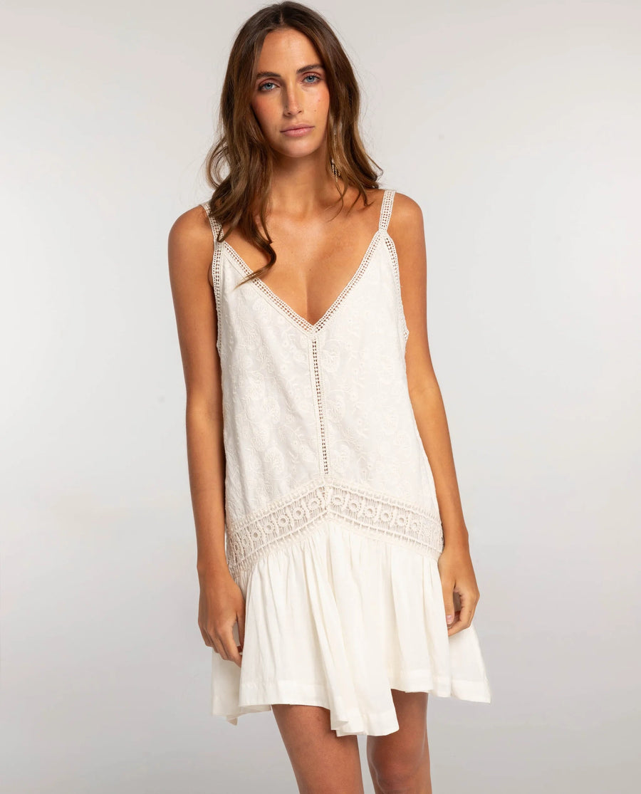 Robe courte blanche en broderie anglaise High Spirits, vue de dos – Valloro Paris