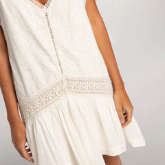 Robe courte blanche en broderie anglaise High Spirits, vue de profil – Valloro Paris