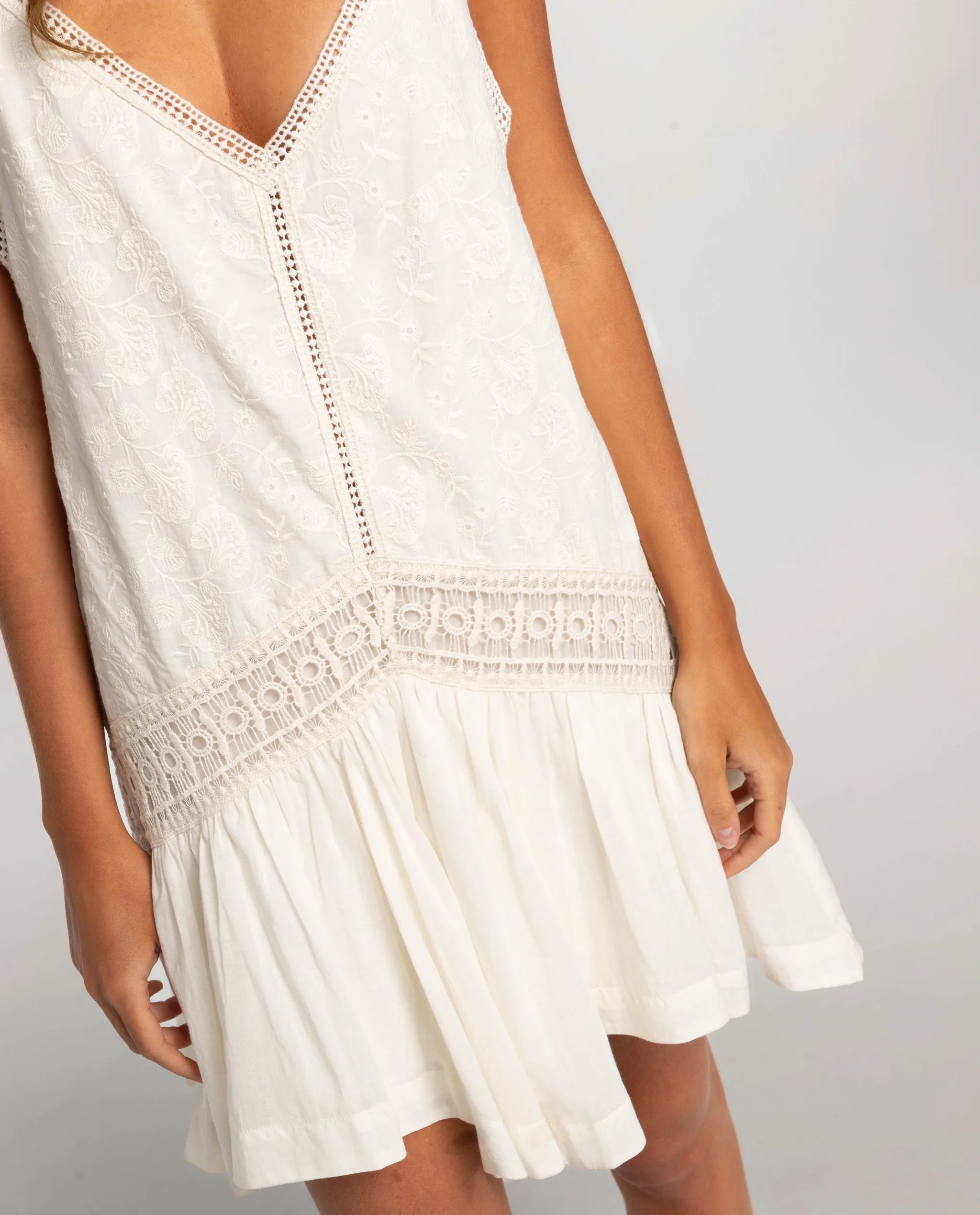 Robe courte blanche en broderie anglaise High Spirits, vue de profil – Valloro Paris