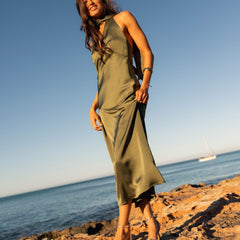 Robe fluide vert olive Almudena, vue de face – Valloro Paris