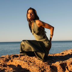 Robe fluide vert olive Almudena, vue de dos – Valloro Paris