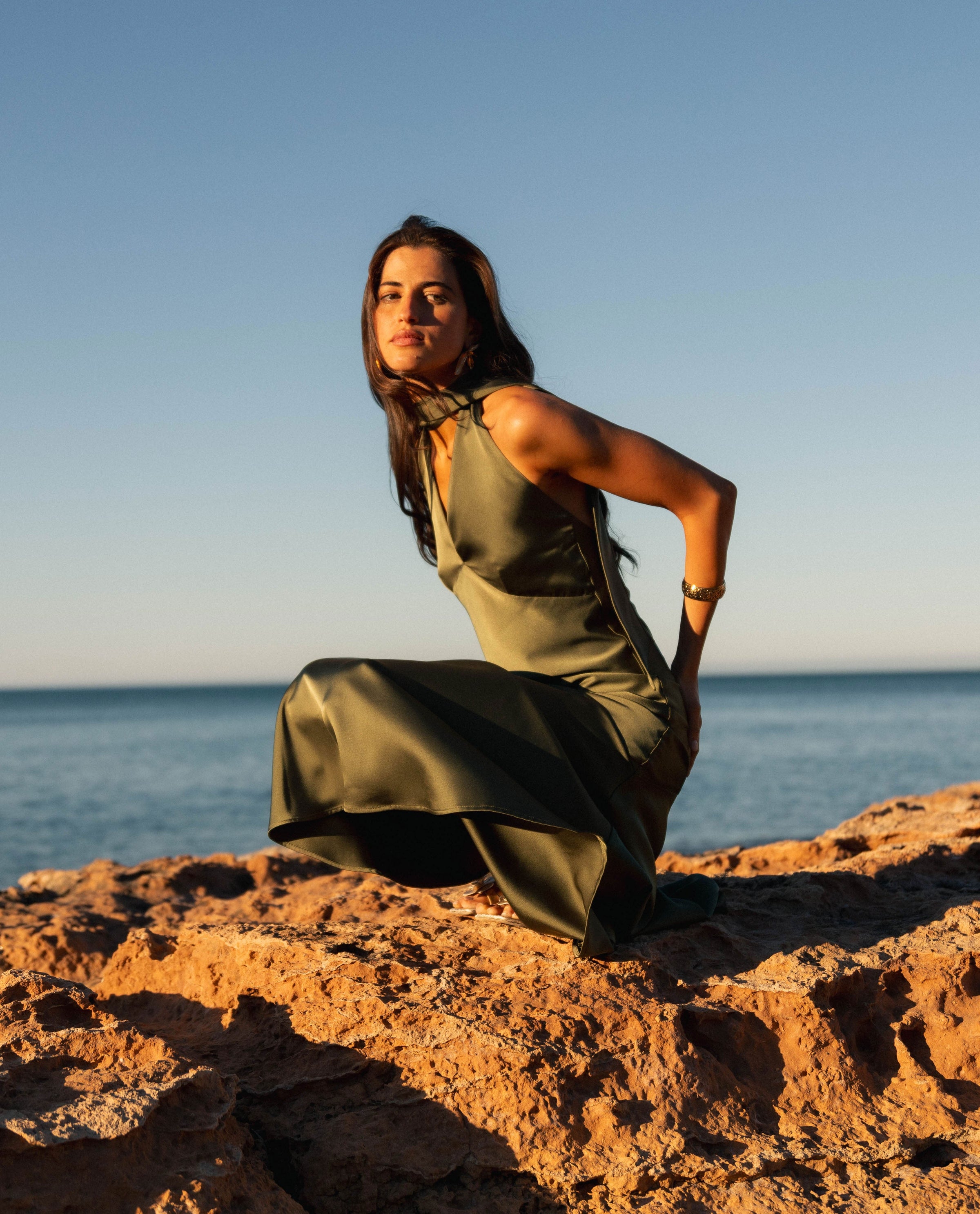 Robe fluide vert olive Almudena, vue de dos – Valloro Paris