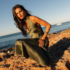 Robe fluide vert olive Almudena, portée en situation – Valloro Paris