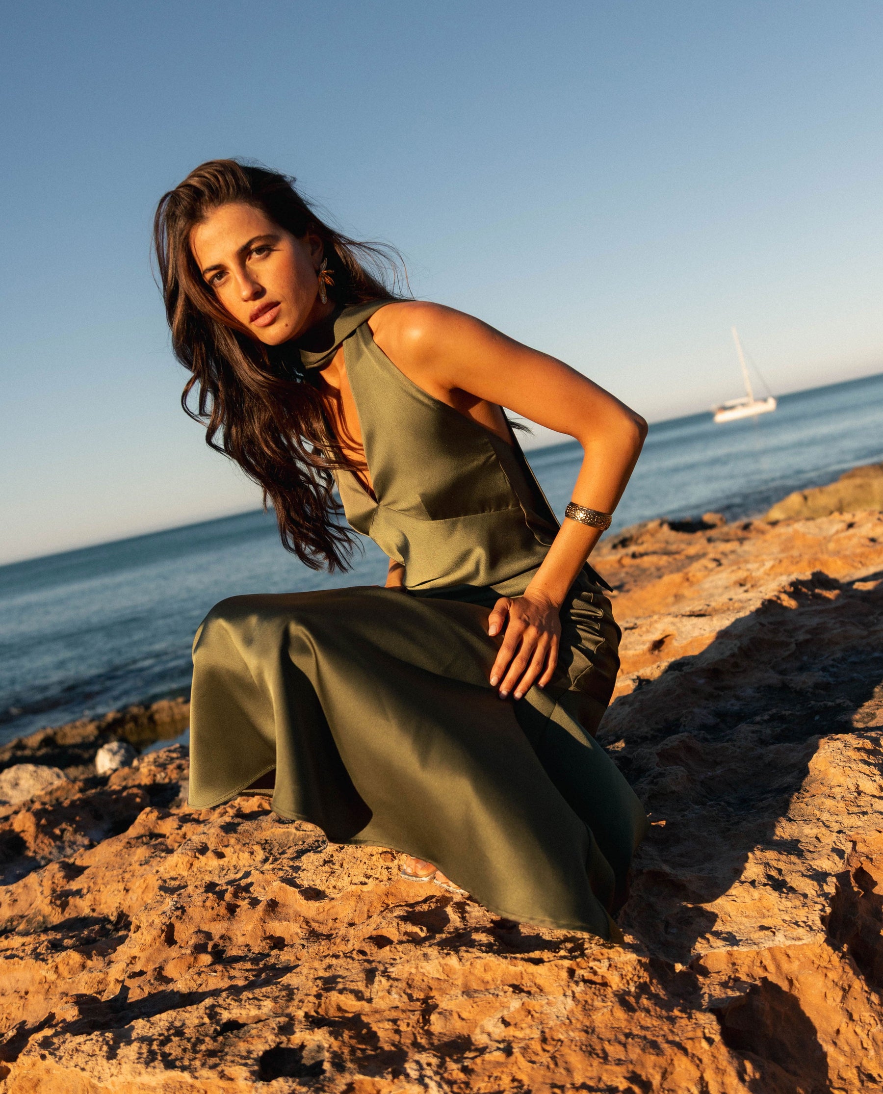 Robe fluide vert olive Almudena, portée en situation – Valloro Paris