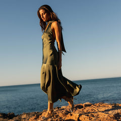 Robe fluide vert olive Almudena, gros plan sur la coupe – Valloro Paris