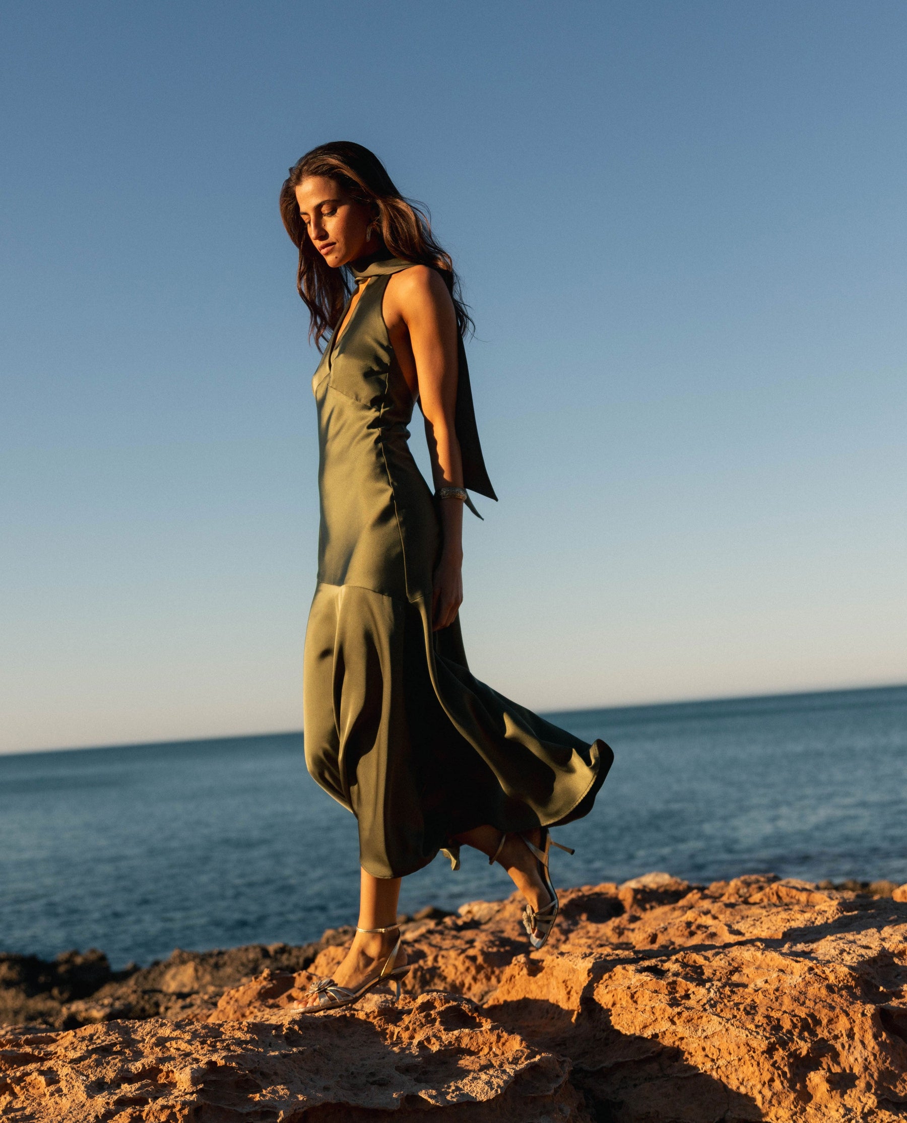 Robe fluide vert olive Almudena, gros plan sur la coupe – Valloro Paris
