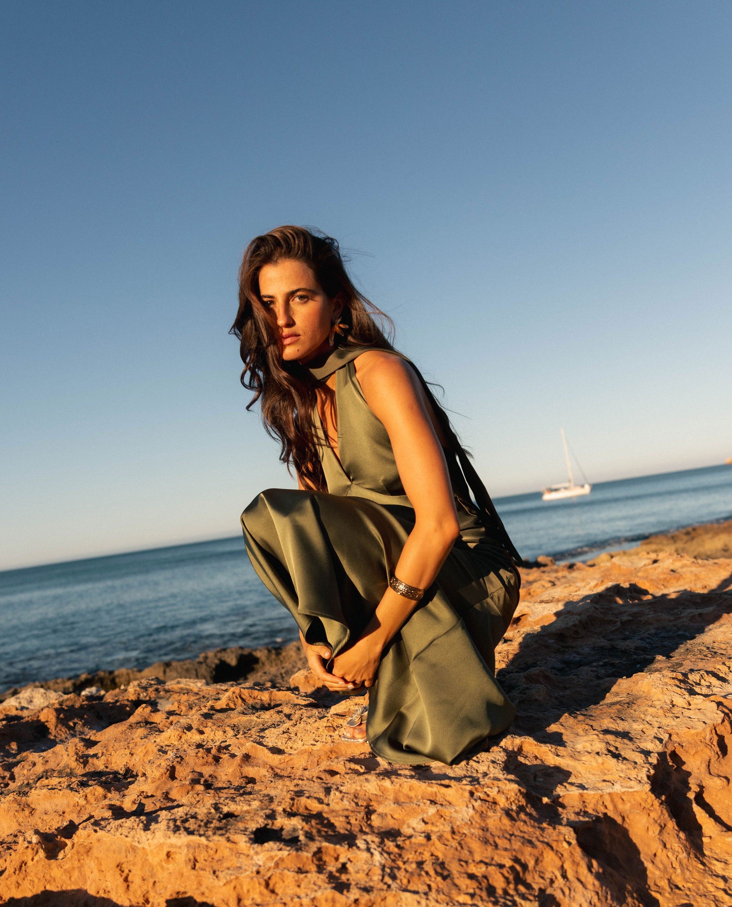Robe fluide vert olive Almudena, vue de profil – Valloro Paris