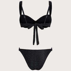 Bikini noir à sequins avec armatures Noémie, portée à la plage – Valloro Paris