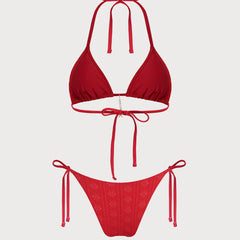 Bikini rouge en jacquard à nouer au cou Garance, portée à la plage – Valloro Paris