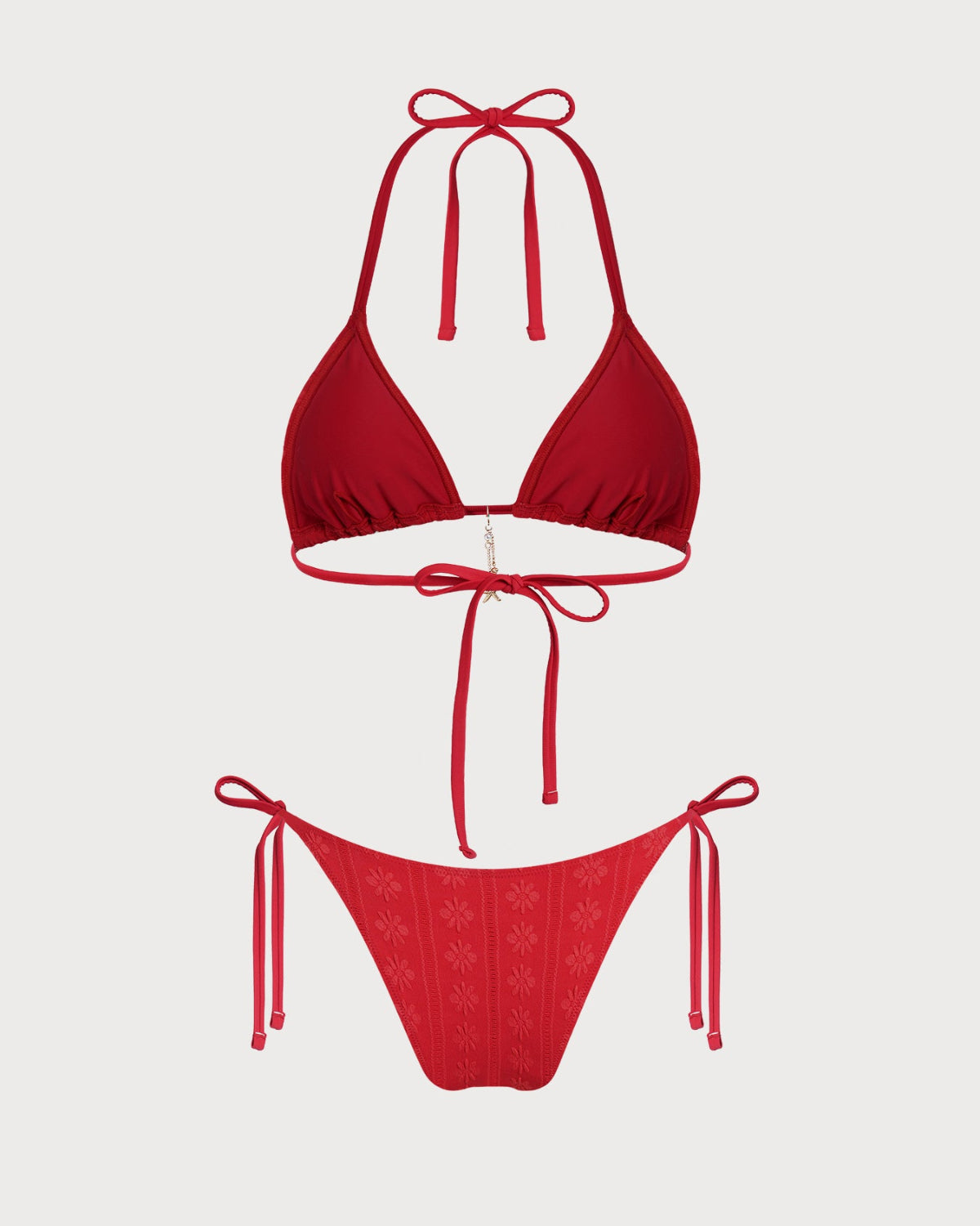 Bikini rouge en jacquard à nouer au cou Garance, portée à la plage – Valloro Paris