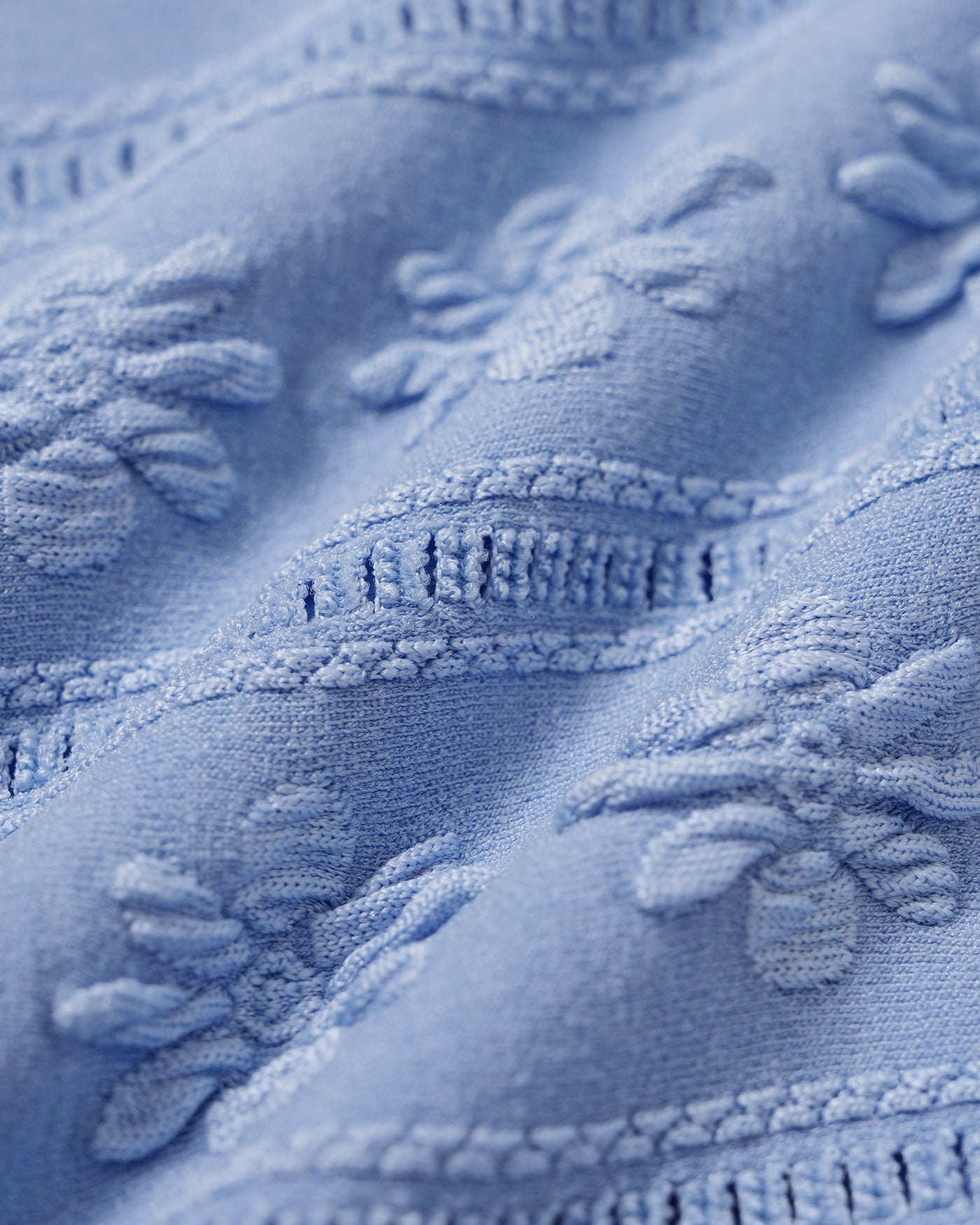 Bikini triangle bleu à imprimé floral Violette, présentation du coloris – Valloro Paris